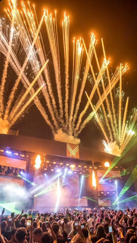 KKTC konser sahnesinde havai fişek gösterisi